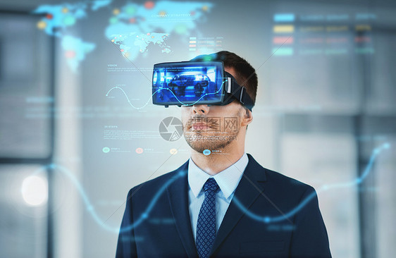 商业,技术增强现实商人与VR耳机全息数据办公室办公室配备虚拟现实耳机的商人图片