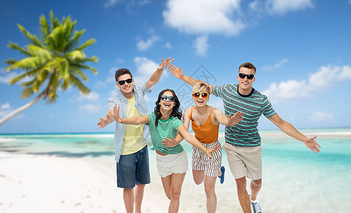 旅行,暑假旅游群快乐的微笑朋友戴着太阳镜,法属波利尼西亚的热带海滩背景下玩得很开心戴太阳镜的朋友热带海滩玩得很图片