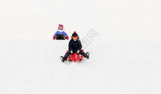 童,雪橇季节快乐的孩子们冬天乘雪橇滑下雪山快乐的孩子们冬天乘雪橇下山图片