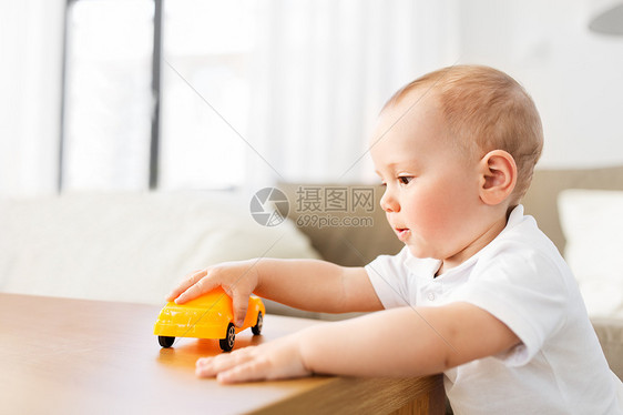 童人们的小男孩家里玩玩具车小男孩家玩玩具车图片