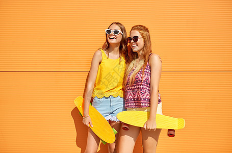 友谊,休闲人的快乐的十几岁的女孩朋友与短滑板户外夏季户外短滑板的十几岁女孩图片