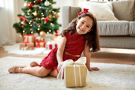 诞节,假期童的快乐的女孩家里礼品盒家里诞礼物的快乐女孩图片