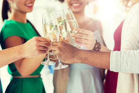 葡萄酒杯庆祝,人节日的亲密的快乐朋友聚会上碰杯香槟朋友们聚会上碰杯香槟背景