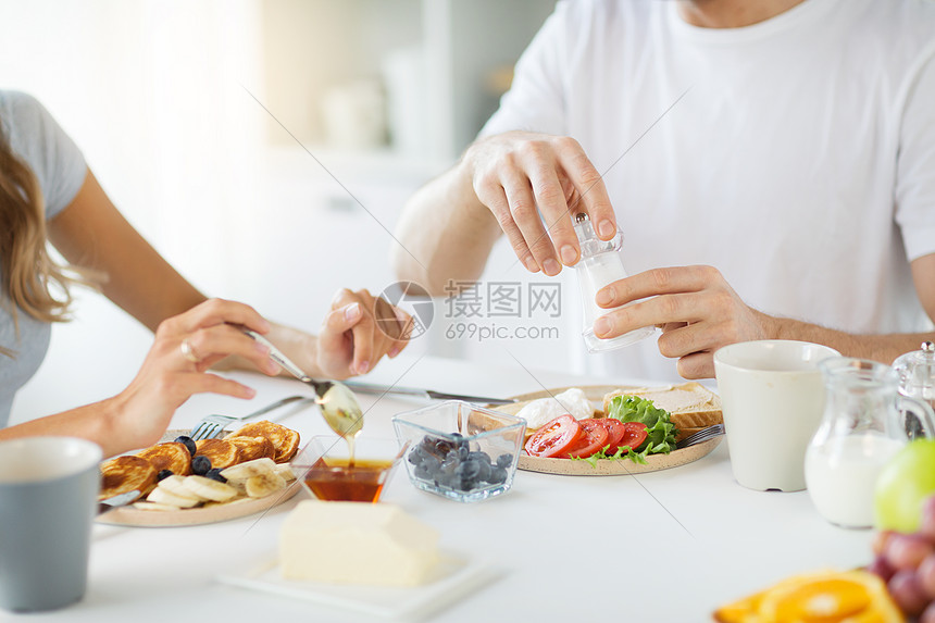 ‘~食物饮食亲密的夫妇家里吃早餐家里吃家里吃早餐  ~’ 的图片