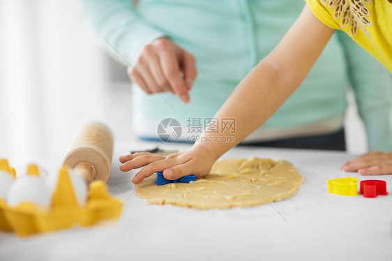 家庭,烹饪人的母亲小女儿用模具家里厨房用饼干母亲女儿家饼干图片