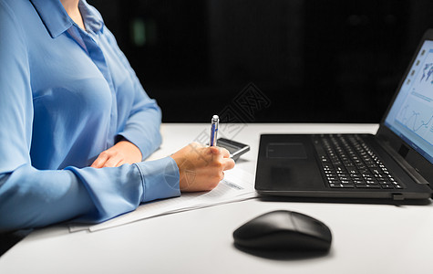 商业,会计,截止日期过度工作的女商人与税务表格,笔记本电脑计算器夜间办公室工作带着文件夜间办公室工作的女商图片