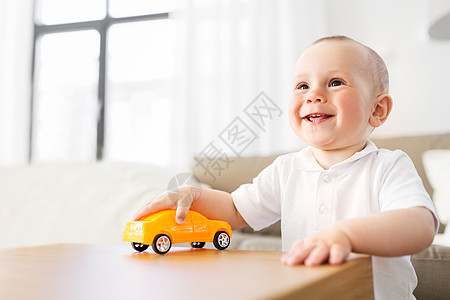 玩玩具车宝贝幸福的高清图片