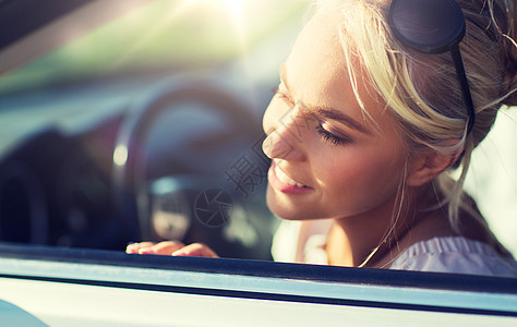 暑假,假期,旅行,公路旅行人们的快乐微笑的十几岁女孩轻的女人车里开车的快乐少女轻女子图片