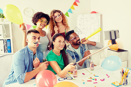 公司,庆祝假日快乐的朋友队与派配件办公室自拍快乐的队办公室聚会上自拍图片