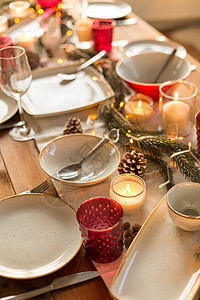 诞节,假日饮食餐桌服务装饰节日晚餐家里诞晚餐提供并装饰桌子图片