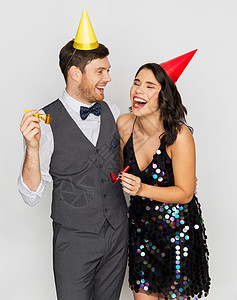 生日,庆祝假期快乐的夫妇与聚会奏帽子玩得开心快乐的夫妻派奏者玩得开心图片