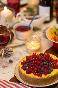 诞晚餐饮食浆果蛋糕其他食物家里的桌子上把蛋糕其他食物放诞桌上图片