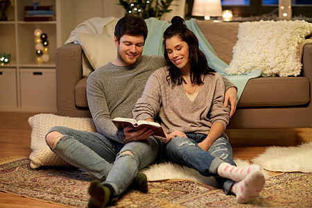 休闲,潮格人们的快乐夫妇家里阅读书籍快乐的夫妇家看书图片