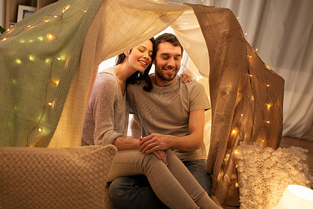休闲,潮格人们的快乐的夫妇孩子们的帐篷家快乐的夫妇孩子们的帐篷里家图片