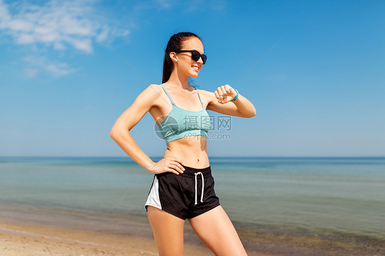 运动,人,技术健康的生活方式微笑的轻妇女与健身跟踪器夏季海滩快乐的女人夏天的海滩上健身追踪器图片
