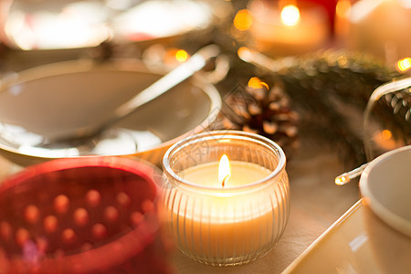 诞节,假日装饰蜡烛燃烧桌子上,用于家庭节日晚餐蜡烛诞桌上燃烧图片