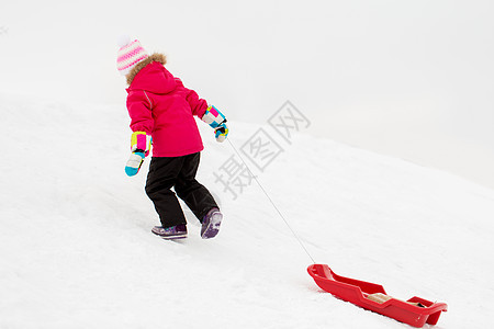 童,雪橇季节快乐的小女孩与雪橇攀登雪山冬天冬天雪山上带雪橇的小女孩图片