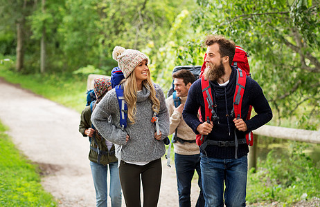 旅行,旅游,徒步旅行人的群快乐的朋友带背包的旅行者快乐的朋友旅行者带着背包徒步旅行图片