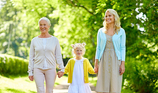 家庭,代,女人人的快乐的微笑母亲与女儿祖母夏季公园散步公园女儿高级母亲的女人图片