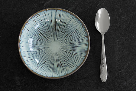 餐桌饮食陶瓷盘子勺子供应晚餐把陶瓷盘子勺子放桌子上图片