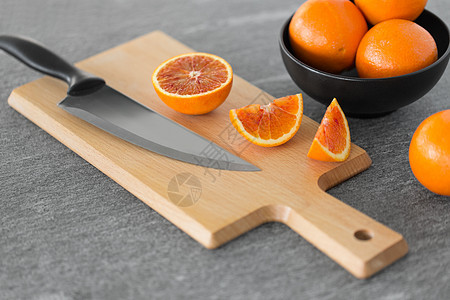 食物,水果健康饮食血橙菜刀木制切割板切割板上的橘子刀图片