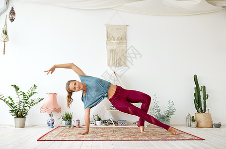 健身,人健康的生活方式轻的女人工作室瑜伽轻的女人工作室瑜伽图片
