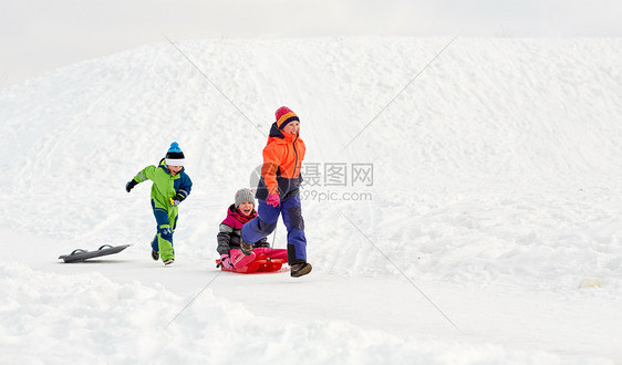 童,休闲季节的群快乐的孩子穿着冬天的衣服,雪橇户外玩得很开心快乐的孩子冬天玩雪橇户外玩图片