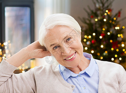 迎接庆祝圣诞节的微笑老年妇女图片