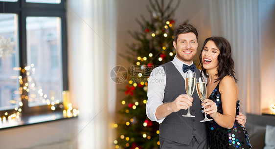 庆祝假期幸福的夫妇戴着眼镜,聚会上喝非酒精香槟派上戴着香槟杯的幸福夫妇图片