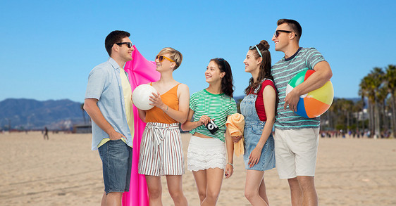 暑假,休闲人的群快乐的微笑朋友戴着太阳镜,带球,排球,毛巾,相机漂浮床垫威尼斯海滩背景加利福尼亚快乐的朋友与图片