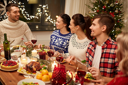 家庭晚餐节日庆祝快乐的朋友家里吃诞晚餐吃饭快乐的朋友家吃诞晚餐背景