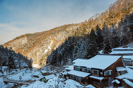 自然景观日本冬季的乡村房屋森林山丘日本冬季的乡村房屋森林山丘图片