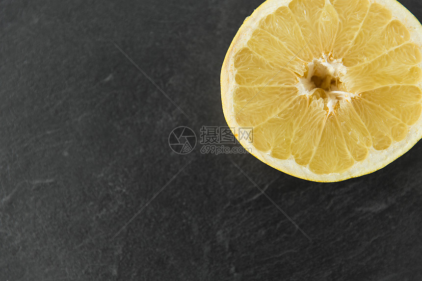 ‘~食物,健康饮食素食柠檬片石板桌石板桌上的柠檬片  ~’ 的图片