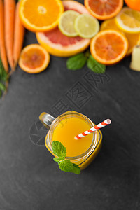 食物,健康饮食素食梅森罐杯橙汁与稻草柑橘类水果石板桌梅森罐杯果汁石板桌上图片