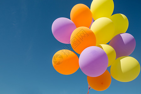 生日,庆祝派装饰彩色气球充气氦蓝天蓝天上彩色氦气球背景图片