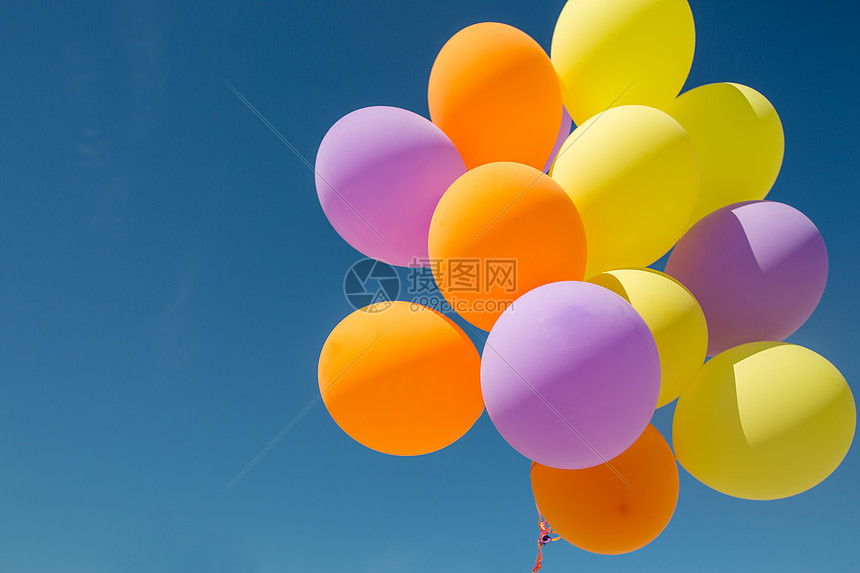 生日,庆祝派装饰彩色气球充气氦蓝天蓝天上彩色氦气球图片