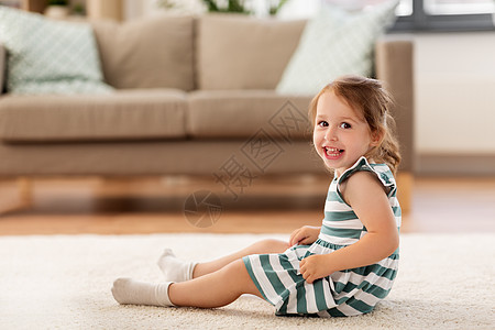 童人的快乐的三岁女婴坐家里的地板上快乐的女婴坐家里的地板上图片