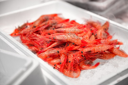海鲜,销售食品新鲜冷冻虾冰日本街头市场街头市场上新鲜的虾海鲜图片