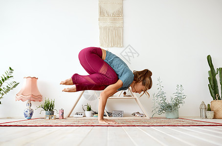 健身,人健康的生活方式轻的女人瑜伽工作室重机姿势轻的女人瑜伽工作室吊车姿势图片