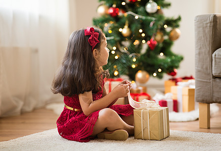 诞节,假期童的小女孩家里礼品盒家里诞礼物的小女孩图片