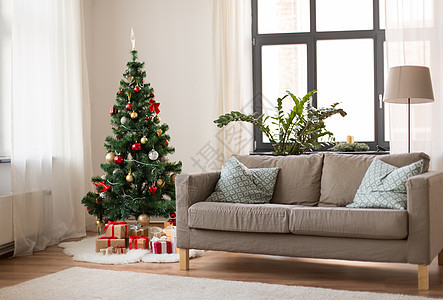 寒假室内诞树,礼物沙发舒适的家庭客厅诞树,礼物沙发舒适的家里图片