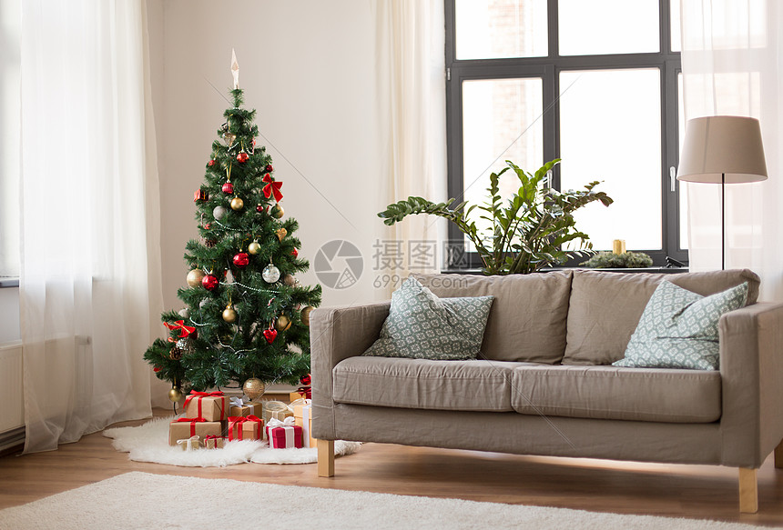 ‘~寒假室内诞树,礼物沙发舒适的家庭客厅诞树,礼物沙发舒适的家里  ~’ 的图片