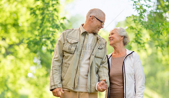 老人的幸福的老夫妇牵手绿色的自然背景幸福的老夫妇着绿色的自然背景图片