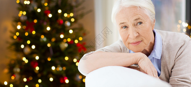 趴在沙发上的老年妇女图片