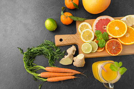 食物,健康饮食素食水果,蔬菜,木制切割板梅森罐与果汁石板桌水果,砧板果汁图片