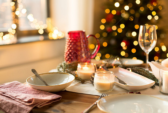 圣诞节家里为节日晚餐提供餐桌图片