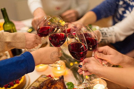 烛光晚餐亲密的朋友用葡萄酒庆祝诞节背景