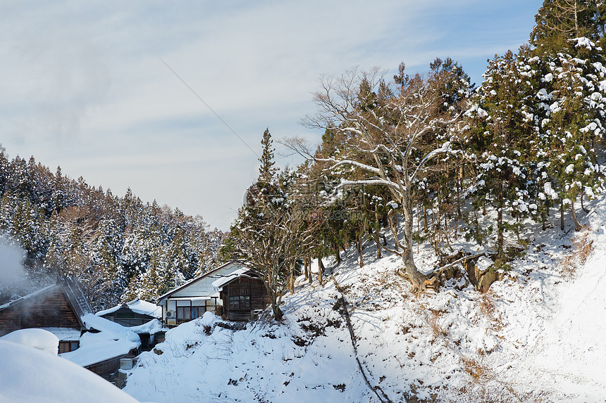 自然景观日本冬季的乡村房屋森林山丘日本冬季的乡村房屋森林山丘图片