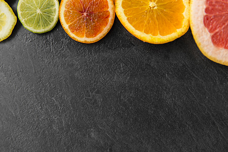 食物健康的饮食密切柚子,橘子,柠檬石灰片石头背景同的柑橘类水果片图片
