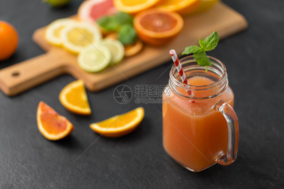 食物,健康饮食素食梅森罐杯葡萄柚汁与稻草柑橘类水果石板桌梅森罐杯果汁石板桌上图片